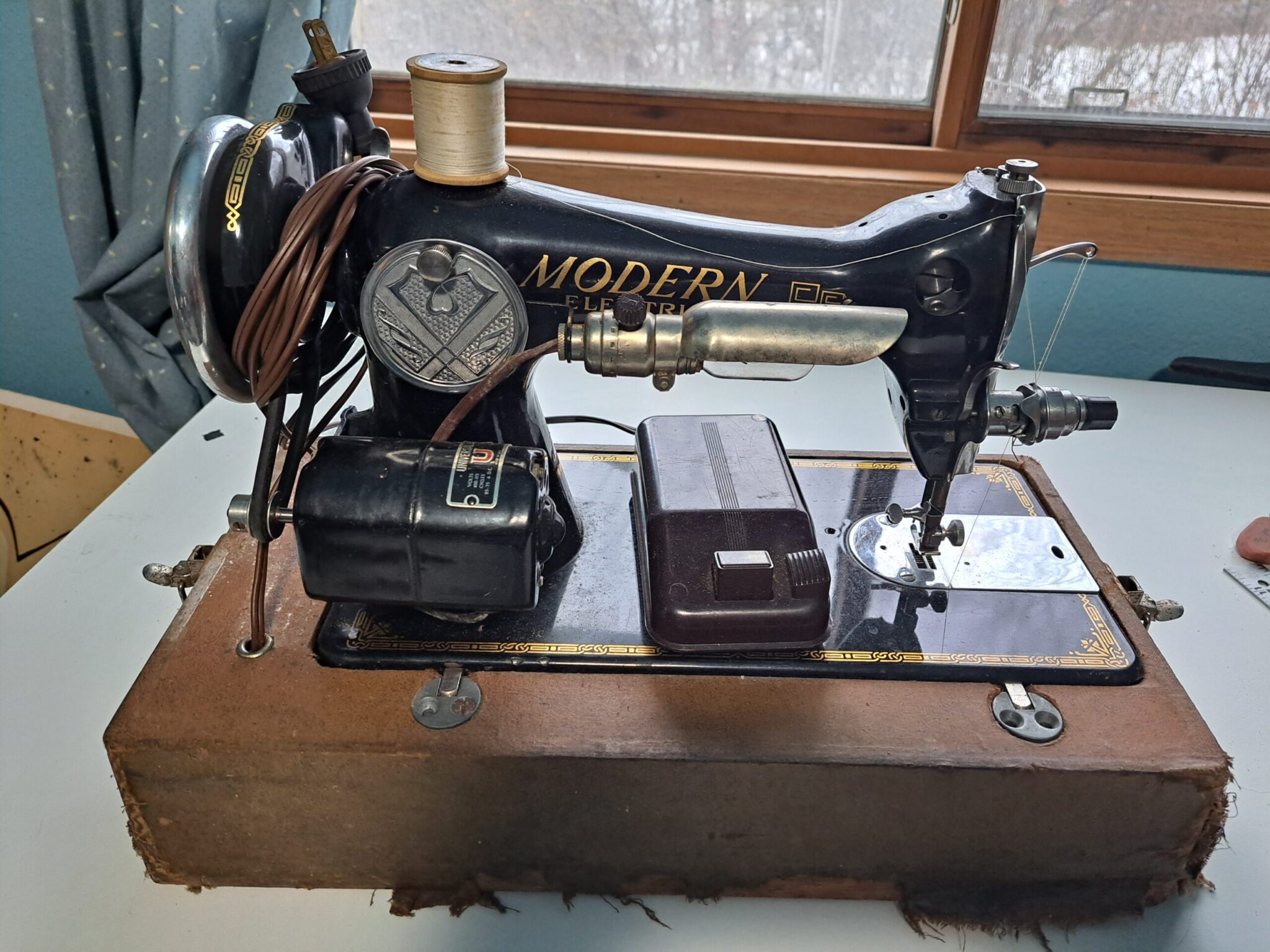 Vintage MODERN ELECTRIC Sewing Machine. Beautiful and Ornate - The Life and  Times of Gene G. Check